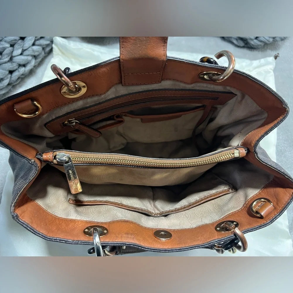 Micheal Kors Signature Tote - Picture 7 of 14